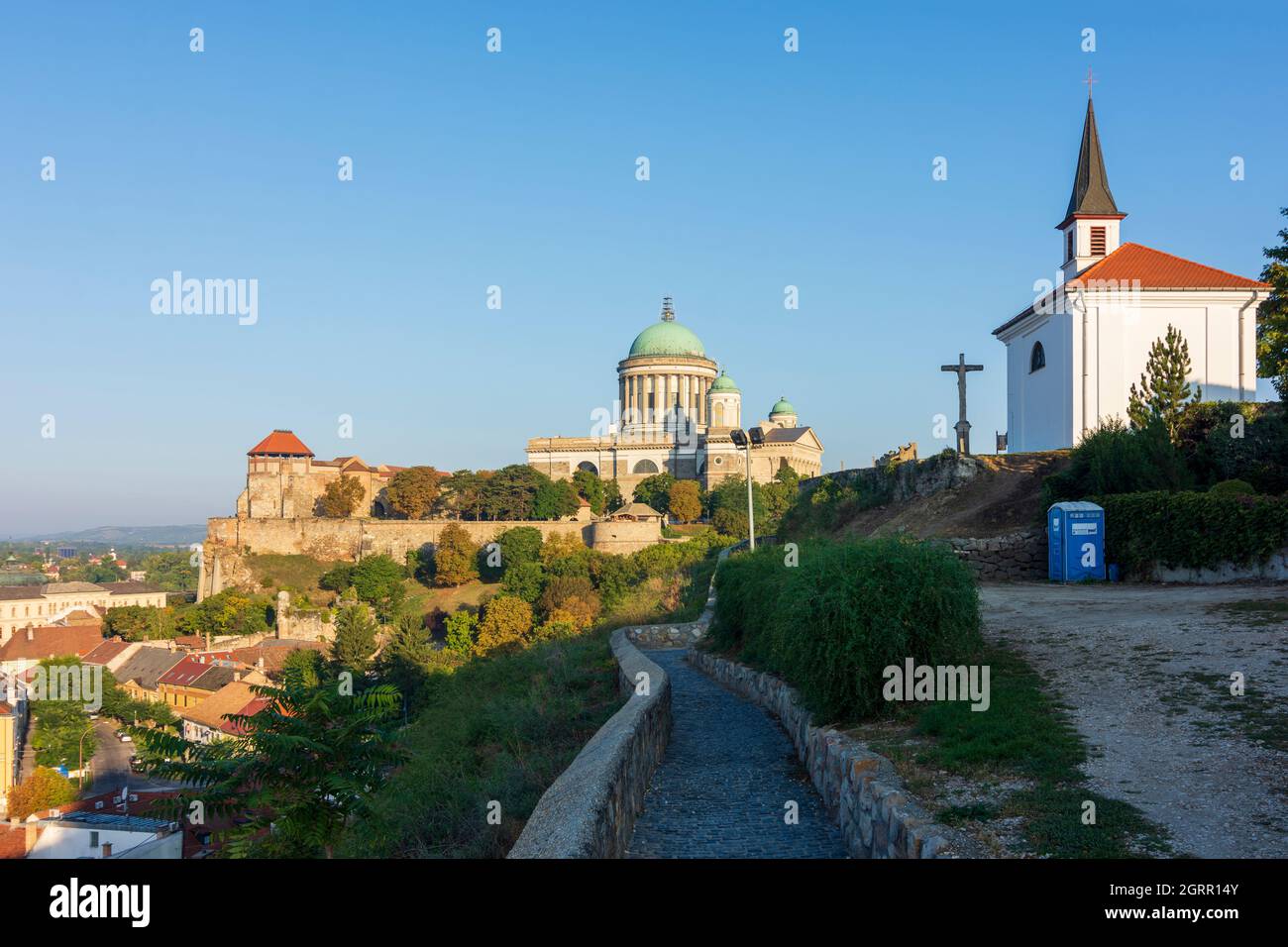 Esztergom (Gran): Collina del Castello con la Basilica, vista dal Calvario, cappella del Calvario in , Komarom-Esztergom, Ungheria Foto Stock