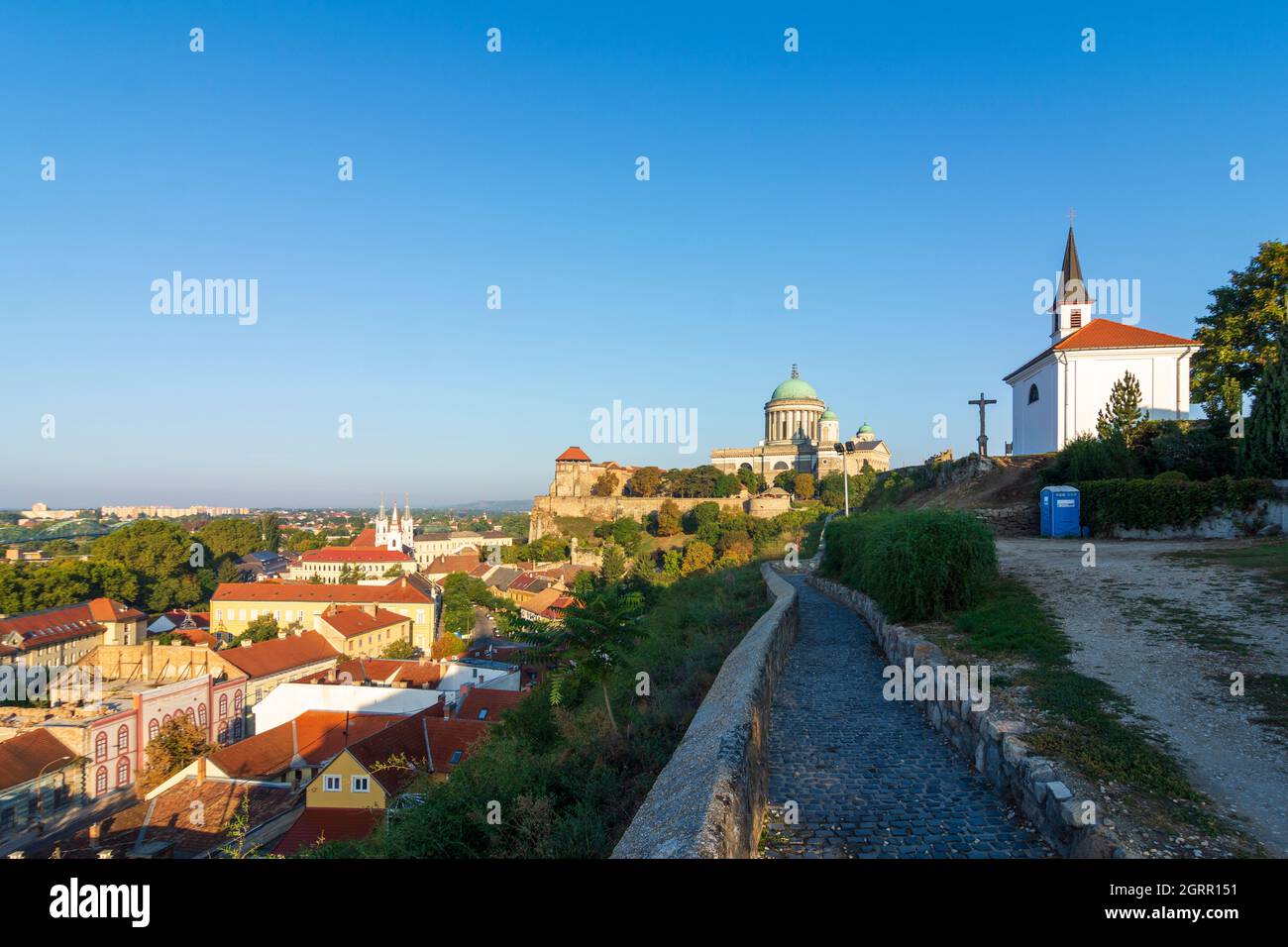 Esztergom (Gran): Collina del Castello con la Basilica, vista dal Calvario, cappella del Calvario in , Komarom-Esztergom, Ungheria Foto Stock