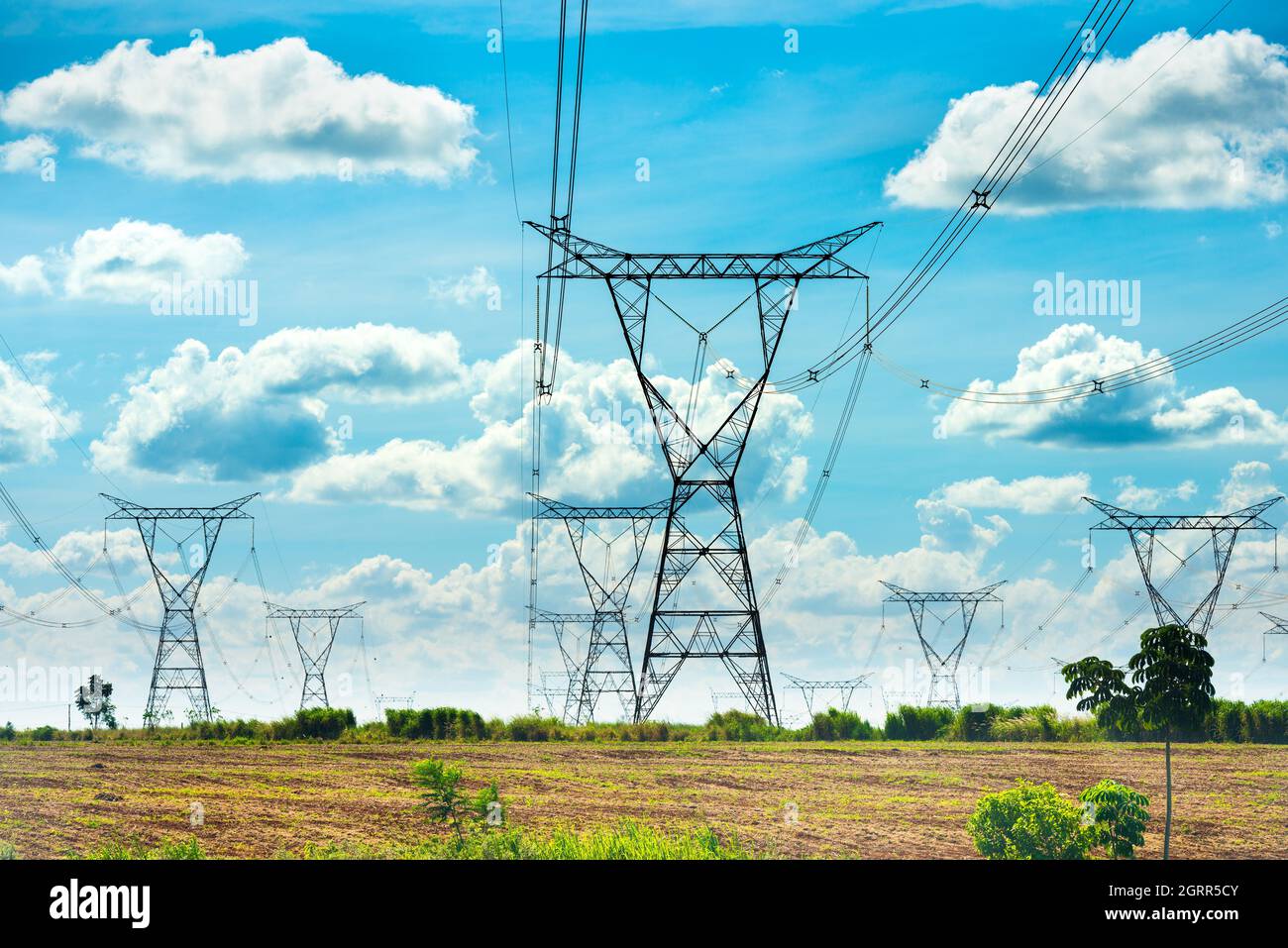 Le linee elettriche di alimentazione proveniente da una sottostazione a Foz do Iguazu, Stato di Parana, Brasile Foto Stock