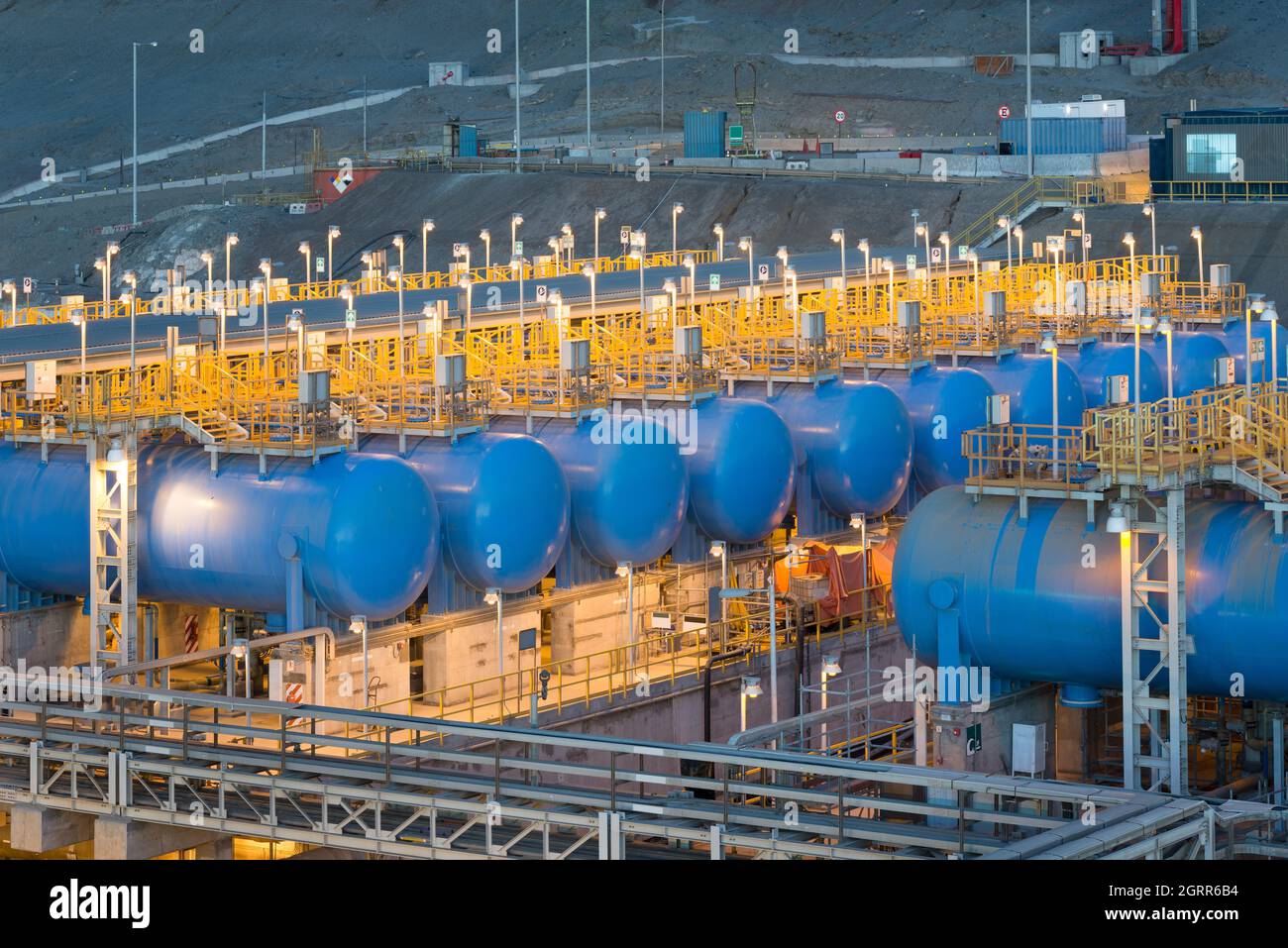 L'apparecchiatura di osmosi inversa in un impianto di desalinizzazione. Foto Stock