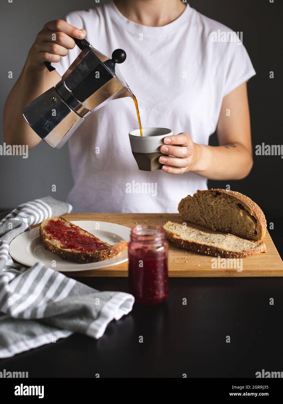 Serve una tazza di caffè - orario della colazione Foto Stock