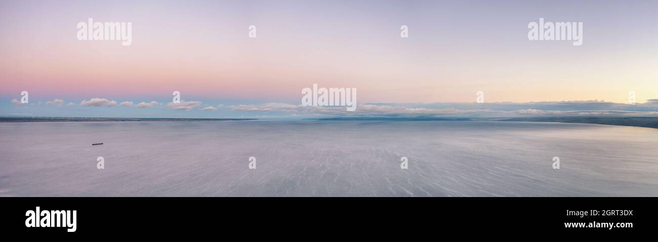 Orizzonte sopra l'acqua sul grande fiume Volga vista panoramica grandangolare al tramonto. Foto Stock