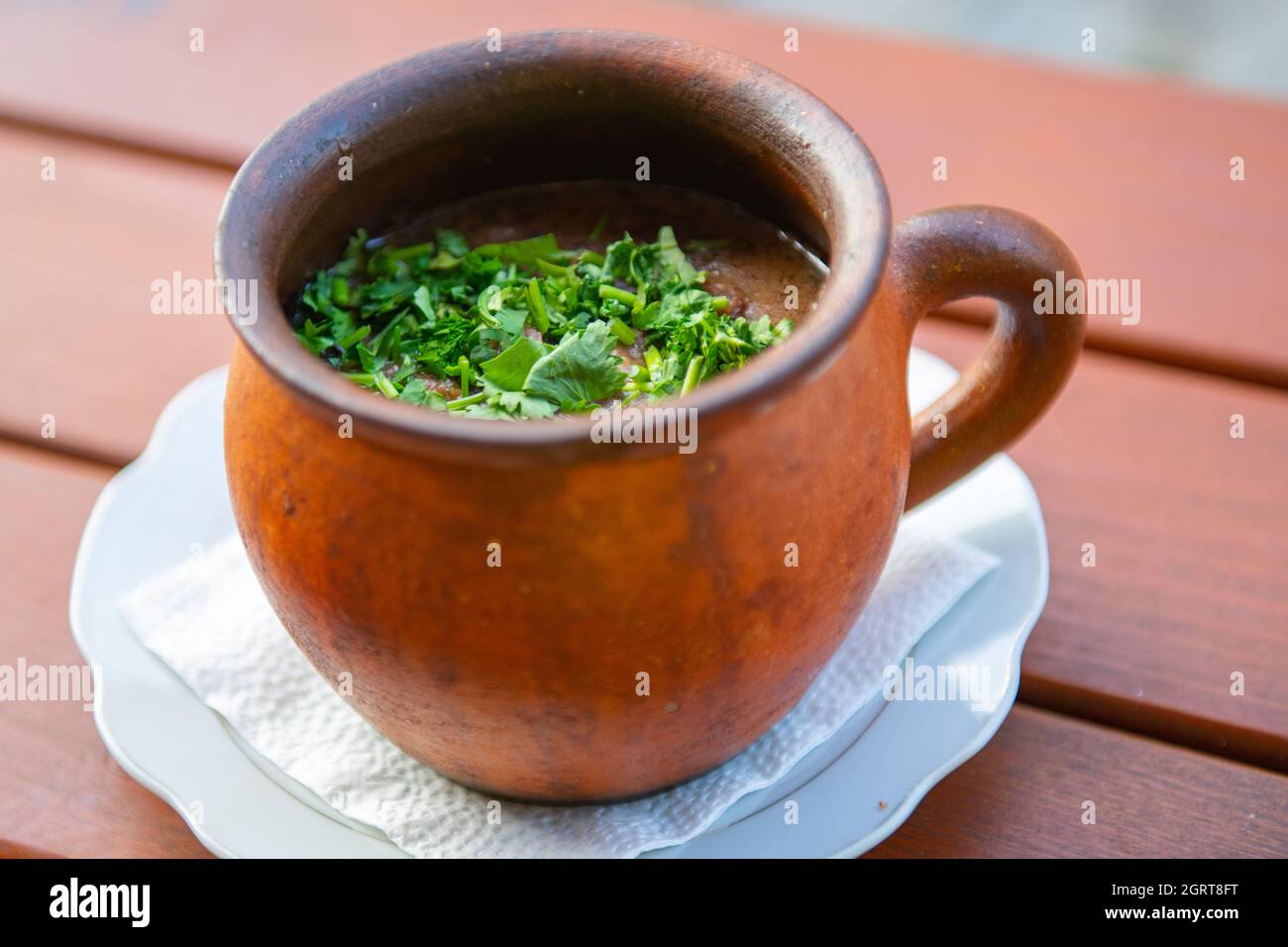 Lobio di fagioli rossi in una pentola con erbe Foto Stock