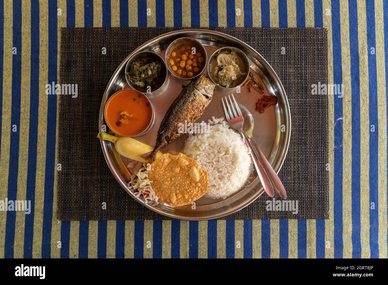 Riso al curry di Goan con sgombro indiano (Bangda) rechado masala fry. Foto Stock
