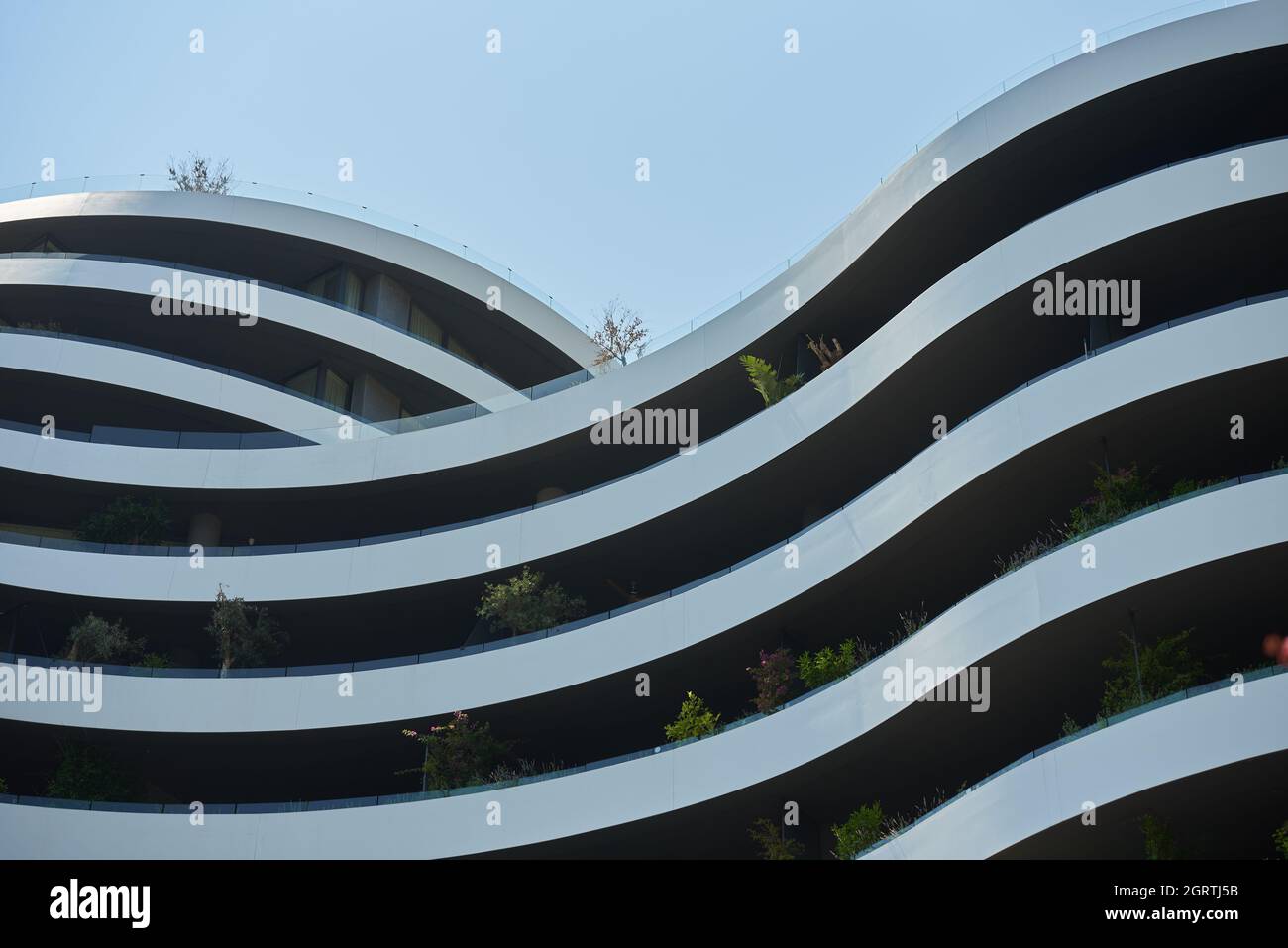 Facciata di un moderno edificio di appartamenti in europa con piante Foto Stock