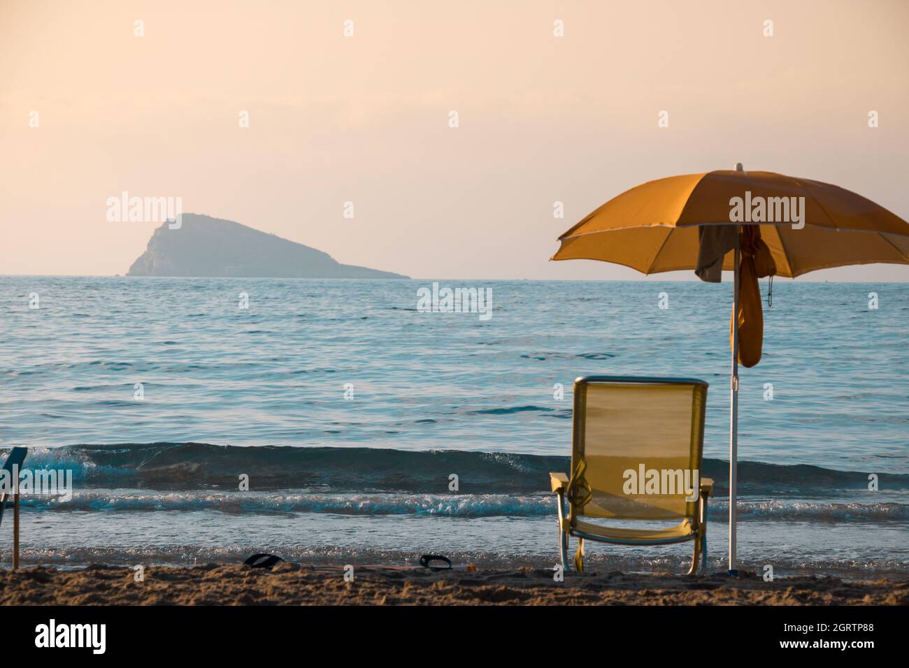 Sedie a sdraio sulla spiaggia contro il cielo durante il tramonto Foto Stock