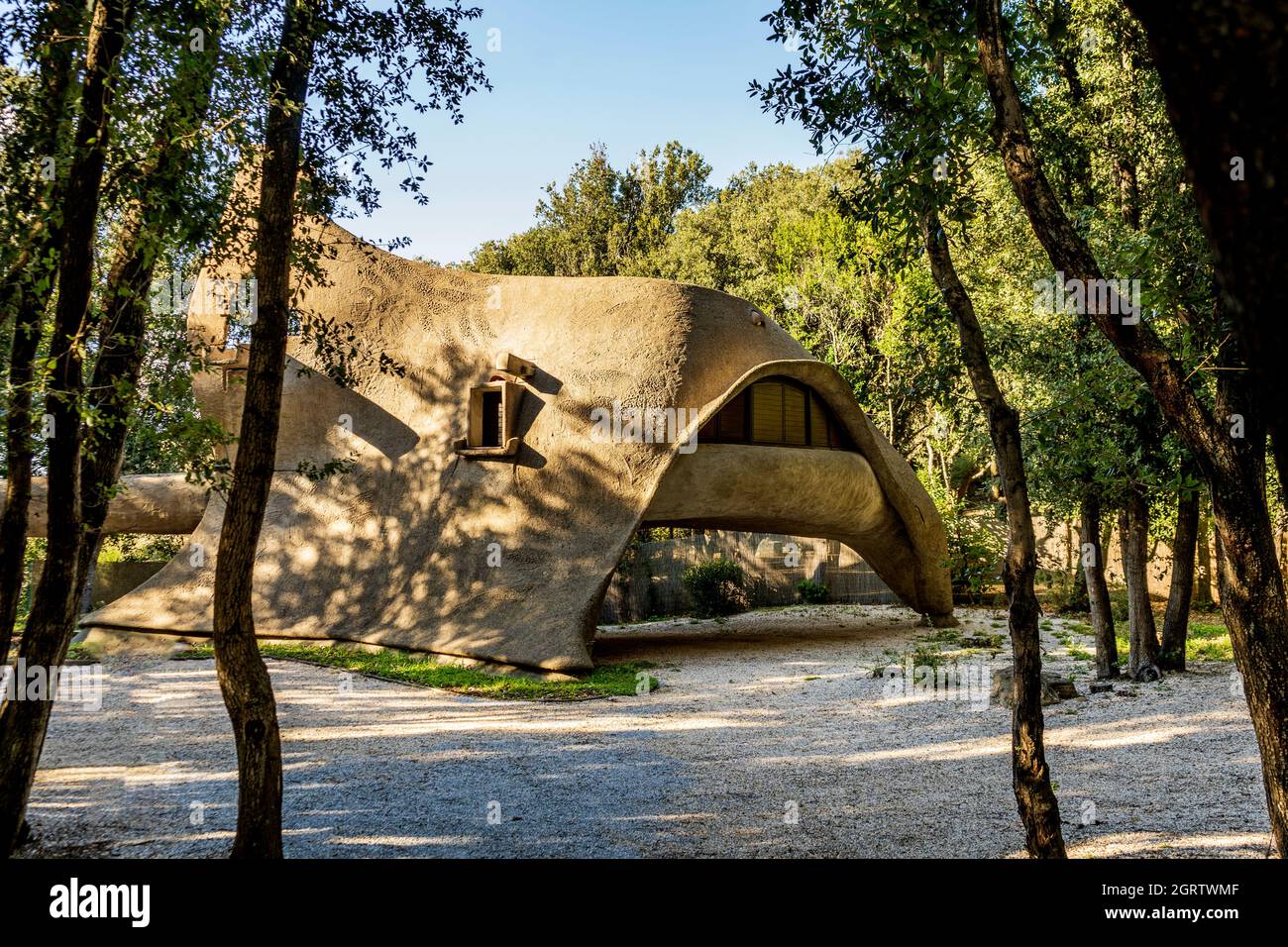 'Casa Saldarini' conosciuta anche come 'Casa delle balene' costruita dall'architetto italiano Vittorio Giorgini, nel golfo di Baratti, comune di Piombino, Italia Foto Stock