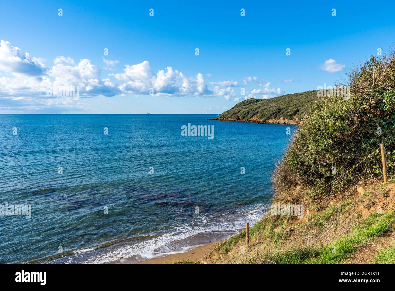 La spiaggia sabbiosa del Golfo di Baratti, nel comune di Piombino, lungo la Costa degli Etruschi, provincia di Livorno, Toscana, Italia Foto Stock