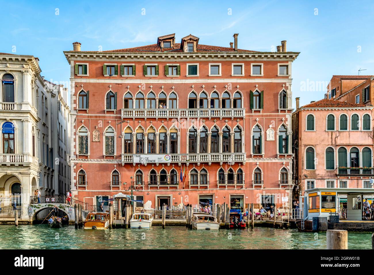 La facciata di Palazzo Bembo si affaccia sul Canal Grande, costruita in stile veneziano gotico-bizantino nel XV secolo, Venezia, Italia Foto Stock