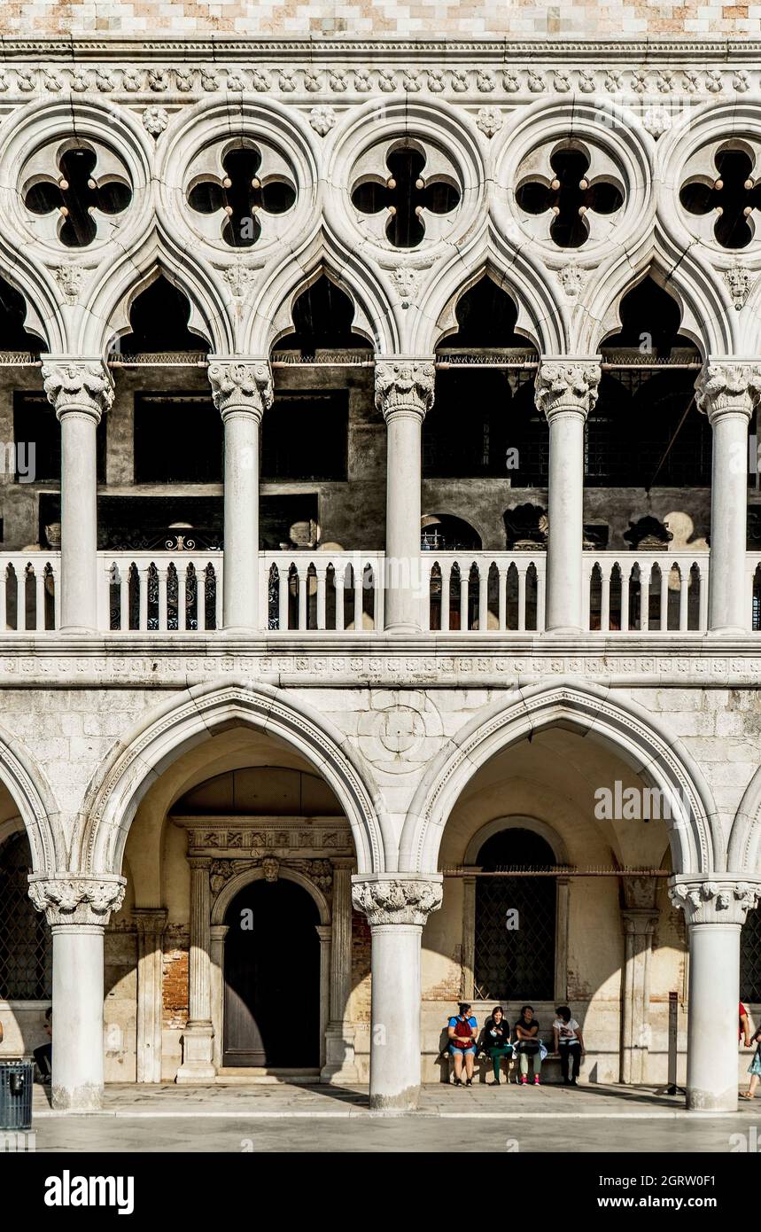 Vista frontale del Palazzo Ducale con facciata in marmo bianco in Piazza San Marco, Venezia, Italia, Europa Foto Stock