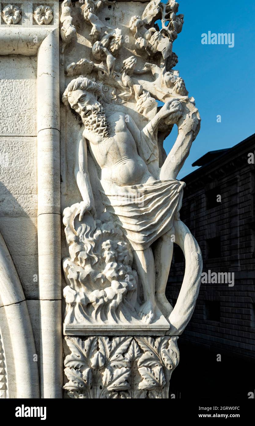 Particolare di una statua ornante l'edificio esterno del Palazzo Ducale, lato affacciato su Riva degli Schiavoni, Venezia, Italia Foto Stock