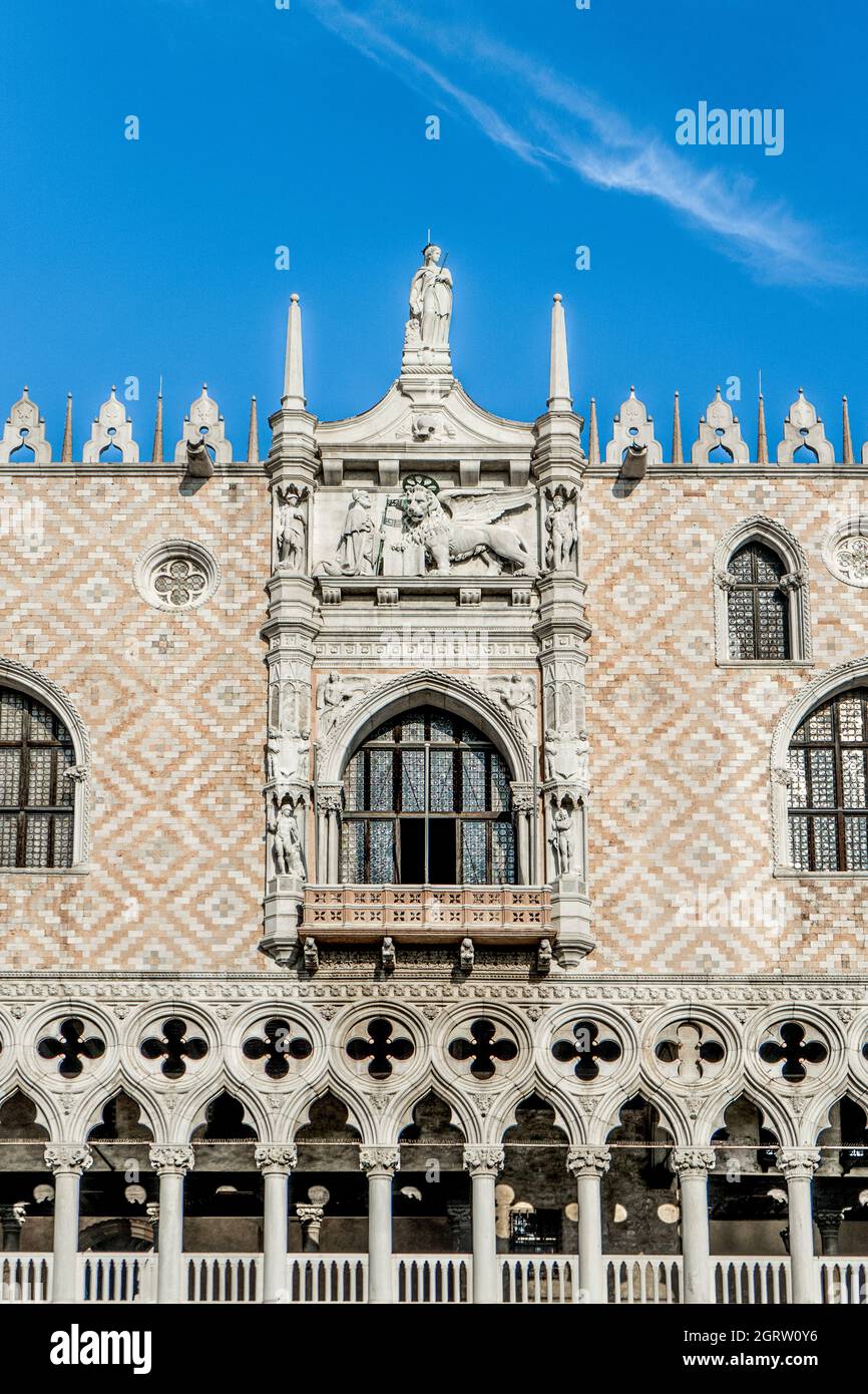 Vista frontale del Palazzo Ducale con facciata in marmo bianco in Piazza San Marco, Venezia, Italia, Europa Foto Stock