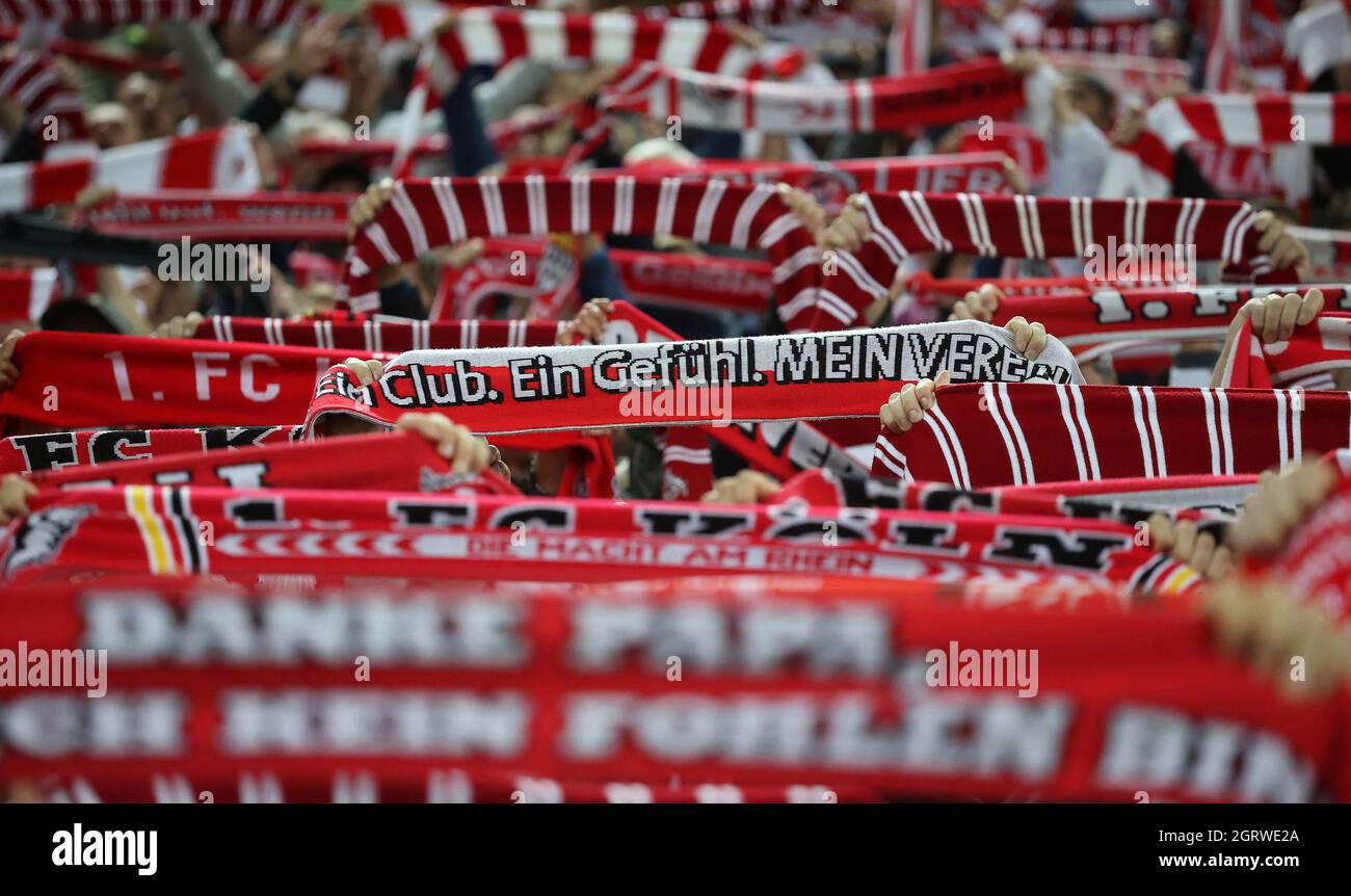 Colonia, Germania. 01 ottobre 2021. Primo: 01.10.2021, pallone da calcio, 1° Bundesliga, stagione 2021/2022, 1. FC kV? ln - Spielvereinigung Greuther Fvth 1. FC kV? ln, fans, sciarpa, backer, immagine simbolo, un club. Una sensazione. My club Credit: dpa Picture Alliance/Alamy Live News Foto Stock
