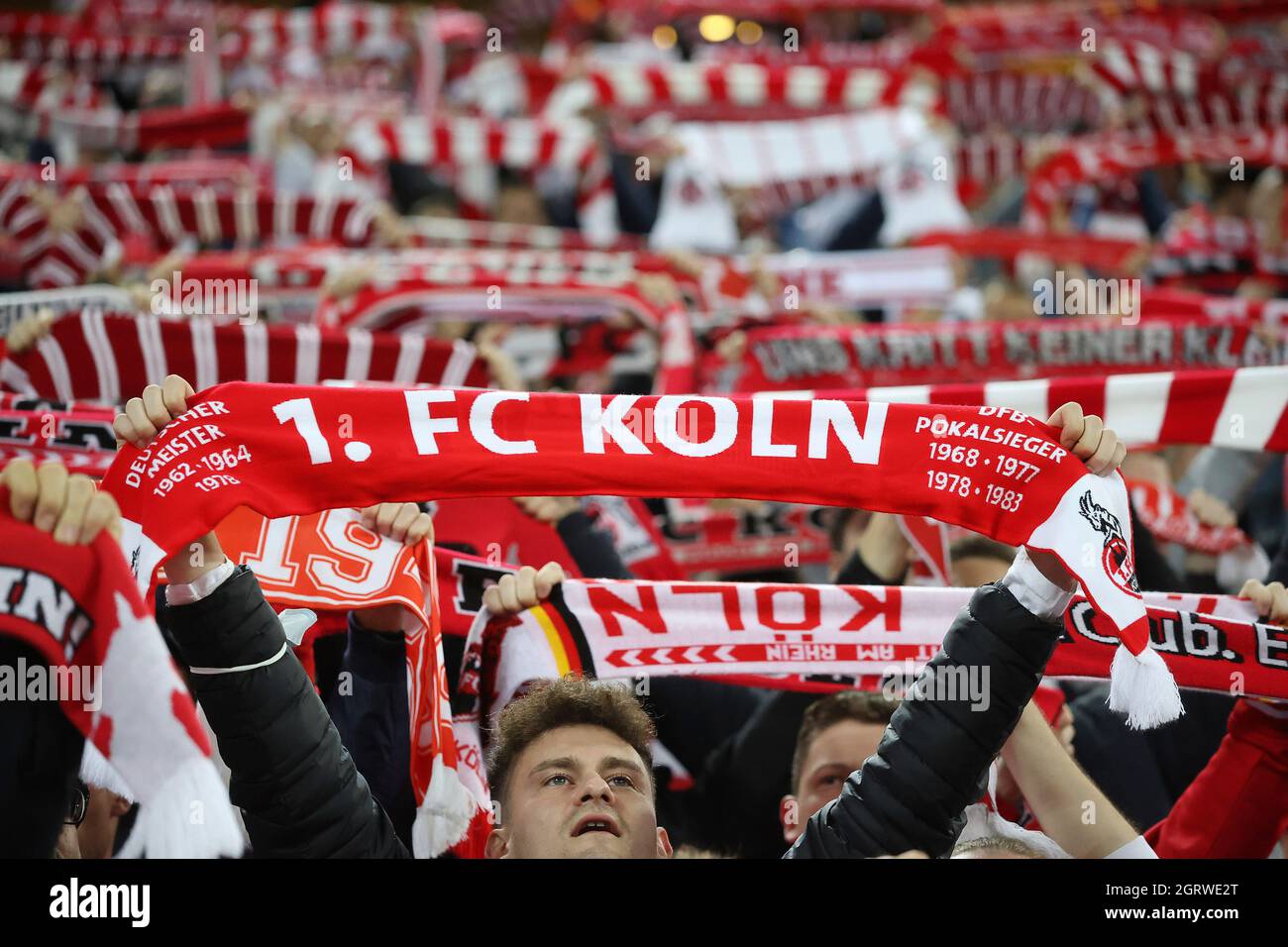 Colonia, Germania. 01 ottobre 2021. Primo: 01.10.2021, pallone da calcio, 1° Bundesliga, stagione 2021/2022, 1. FC kV? ln - Spielvereinigung Greuther Fvth 1. FC kV? ln, fans, sciarpa, backer, Symbol Credit: dpa Picture Alliance/Alamy Live News Foto Stock