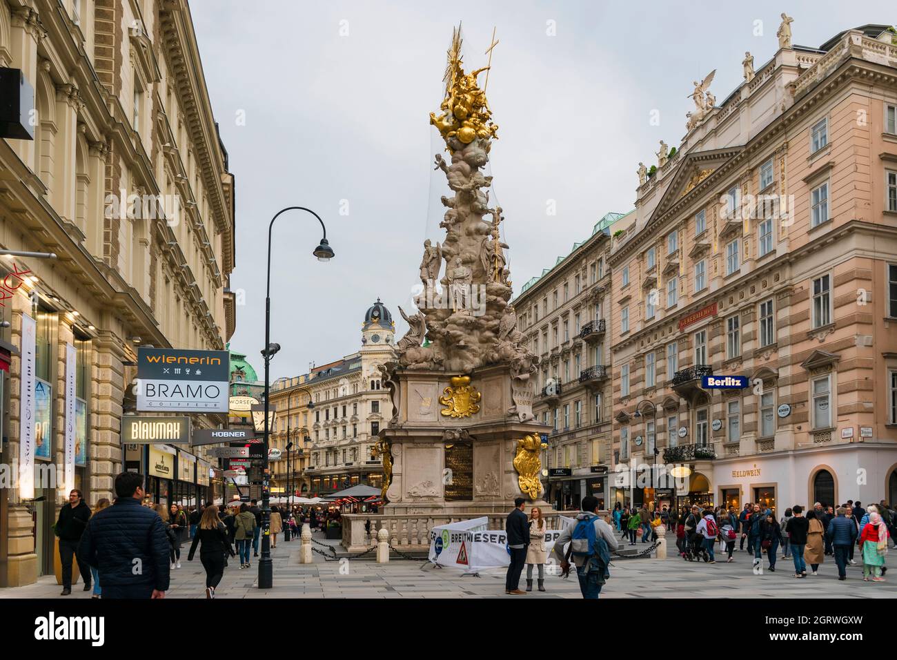 30 maggio 2019 Vienna, Austria - viste panoramiche di una delle città più belle d'Europa - Vienna. Popoli per le strade, vita urbana a Vienna. Nuvoloso primavera Foto Stock