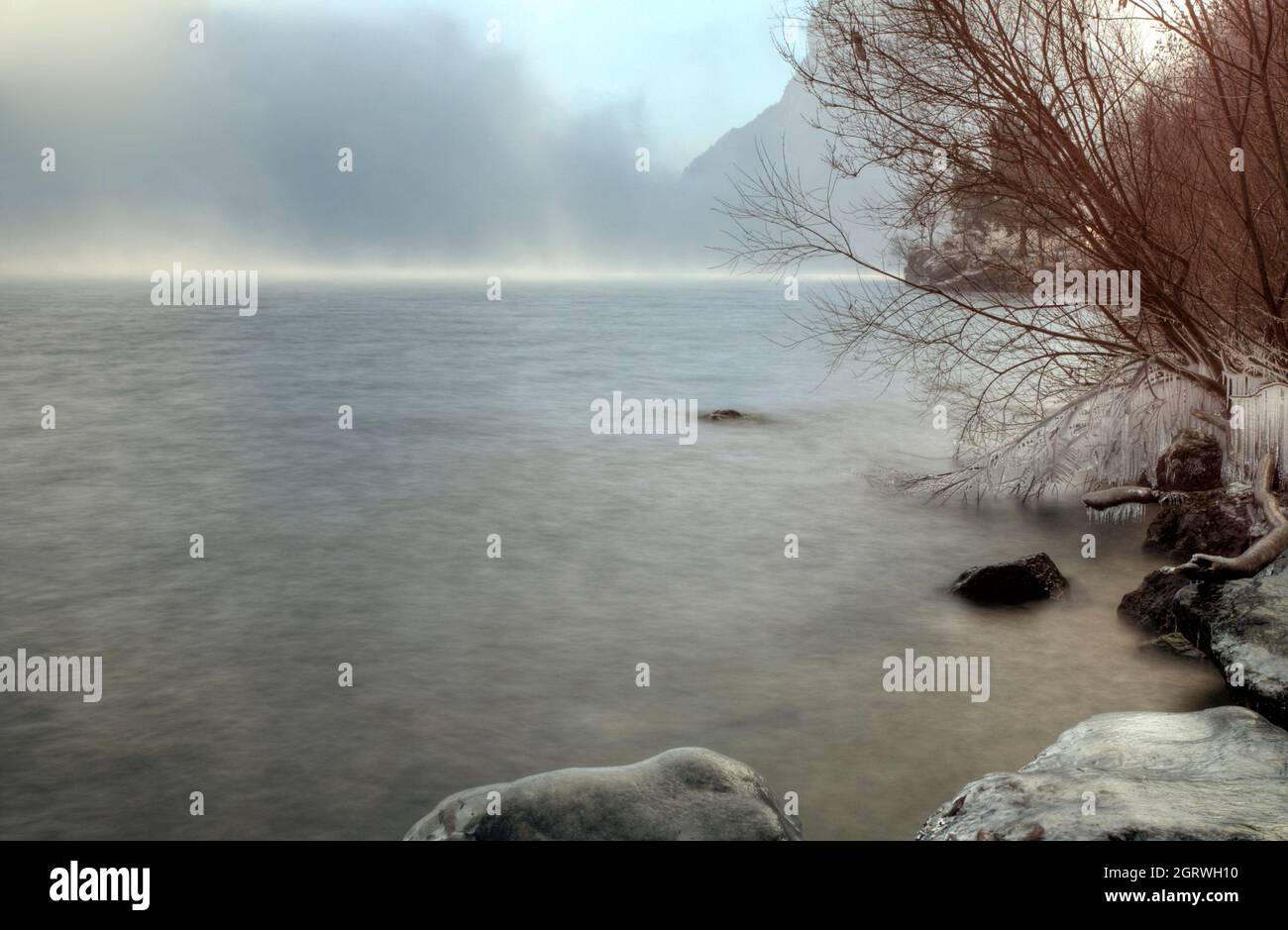 Vista mattutina del lago ghiacciato di Mondsee Foto Stock