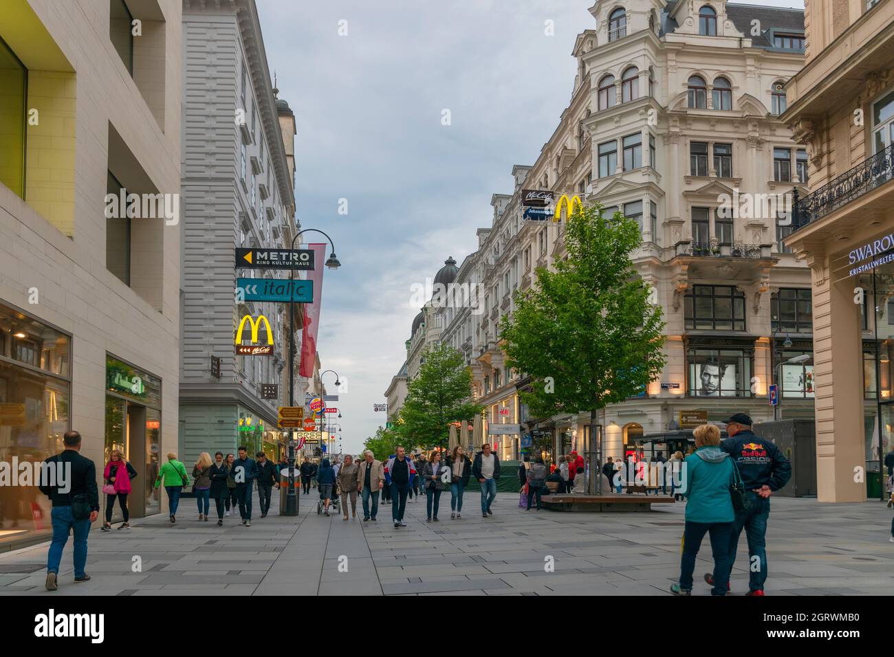 30 maggio 2019 Vienna, Austria - viste panoramiche di una delle città più belle d'Europa - Vienna. Popoli per le strade, vita urbana a Vienna. Nuvoloso primavera Foto Stock