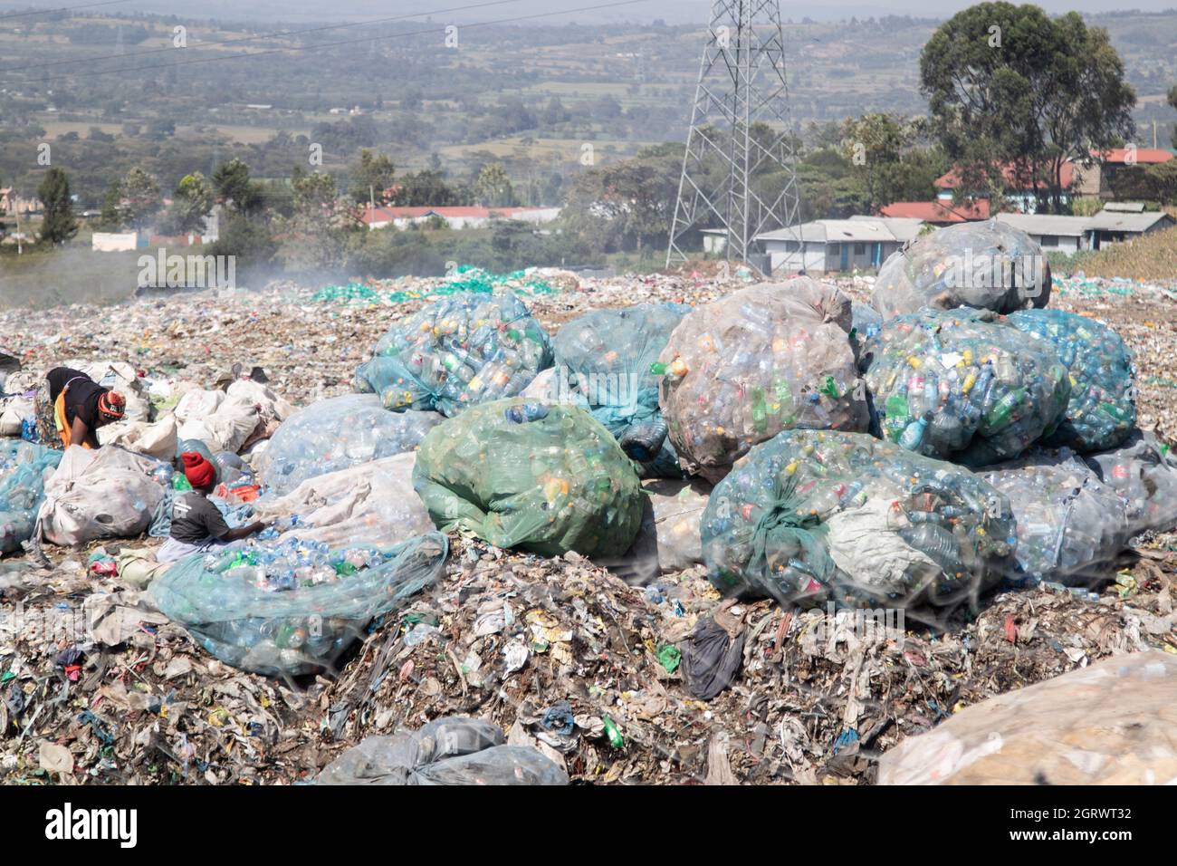 Nakuru, Rift Valley, Kenya. 1 ottobre 2021. Le donne sono viste smistare i rifiuti delle bottiglie di plastica nel sito di scarico di Gioto per essere portati in un impianto di riciclaggio vicino.il problema crescente dei rifiuti di plastica che finiscono nell'ambiente sta diventando una preoccupazione e gli ambientalisti stanno chiedendo più investimenti nelle infrastrutture per riciclare la plastica per promuovere l'economia circolare e ridurre l'inquinamento della plastica. Essi chiedono inoltre al governo di introdurre un sistema obbligatorio di deposito e rimborso delle bottiglie (DRS) che darà valore alle bottiglie di plastica per bevande comunemente note come animali da compagnia (polietilentereftalato). Cr. DEP Foto Stock