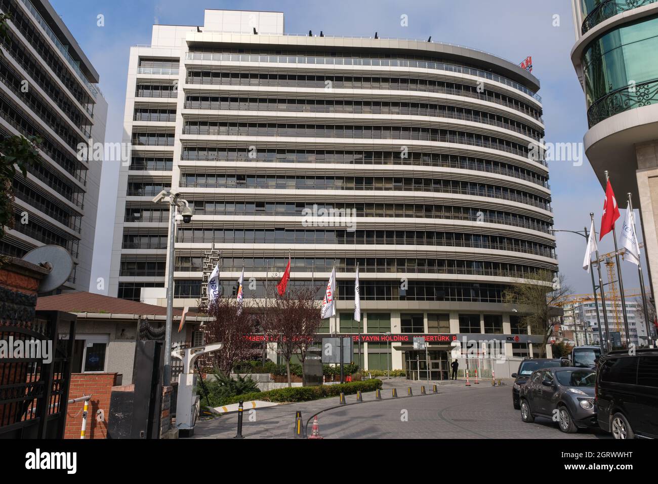 Haberturk, edificio di agenzia di stampa situato nel quartiere Taksim di Istanbul Turchia, facciata anteriore vista foto da lontano. Foto Stock