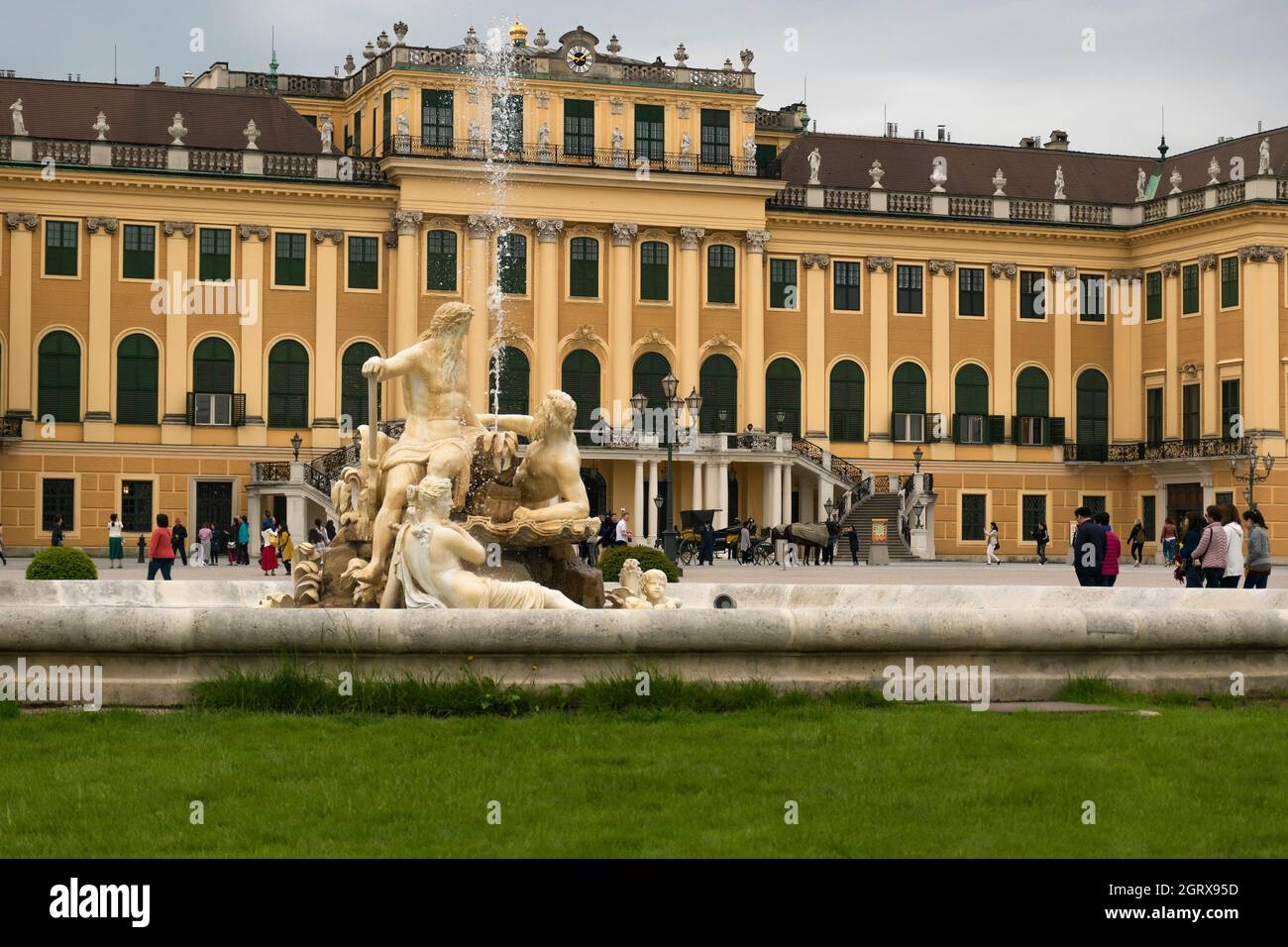 31 maggio 2019 Vienna, Austria - Fontana Ehrenhof di fronte al palazzo Schonbrunn. Tempo di primavera nuvoloso Foto Stock