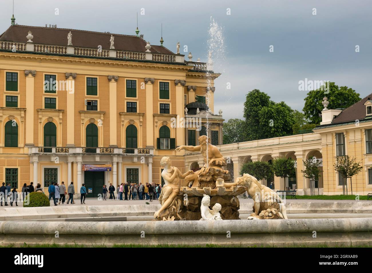 31 maggio 2019 Vienna, Austria - Fontana Ehrenhof di fronte al palazzo Schonbrunn. Tempo di primavera nuvoloso Foto Stock