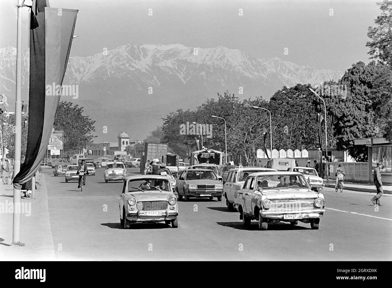 KABUL, AFGHANISTAN. 10 aprile 1988. Una miscela di veicoli a modello ritardato viaggia lungo la strada EBN-e-Sina oltre l'Hotel Kabul 10 aprile 1988 a Kabul, Afghanistan. Foto Stock