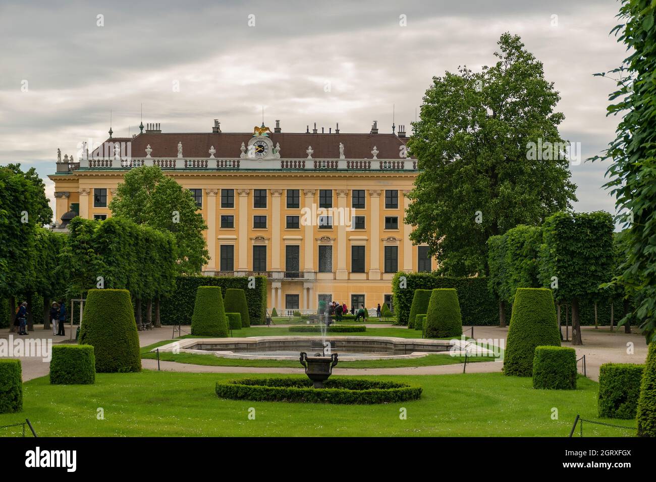 31 maggio 2019 Vienna, Austria - Palazzo Schonbrunn tra giardini. Giorno di primavera nuvoloso Foto Stock