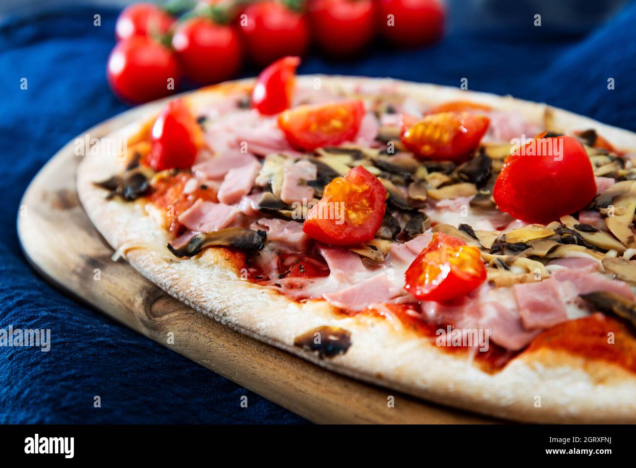 Primo piano di Pizza su tagliere su tessile Foto stock - Alamy