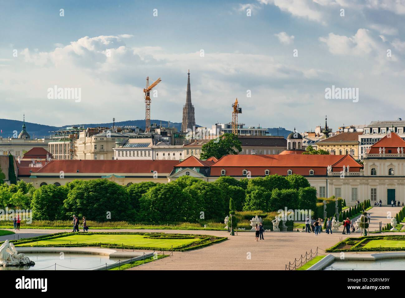 31 maggio 2019 Vienna, Austria - Palazzo Belvedere. Fontane di giardino formale. Sculture di ninfe e sirene. Primavera nuvolosa Foto Stock