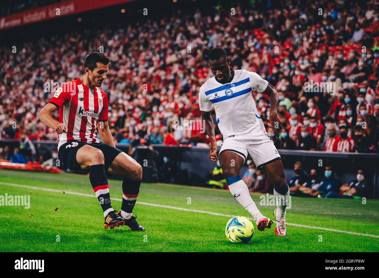 Bilbao, Spagna. 01 ottobre 2021. 1 ottobre 2021: MAMADOU LOUM (6) da Deportivo Alavés cerca di controllare la palla contro DANI VIVIAN (Credit Image: © Edu del FresnoZUMA Press Wire) Credit: ZUMA Press, Inc./Alamy Live News Foto Stock