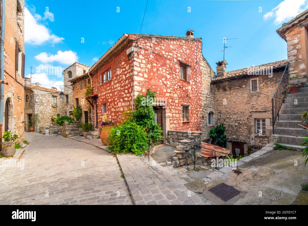 Case e negozi dentro le stradine strette e tortuose stradine del medievale borgo di pietra di Tourrettes sur Loup nel sud della Francia. Foto Stock