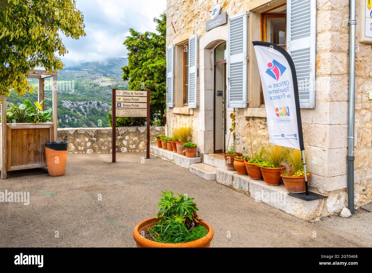 Vista dell'ufficio del turismo, ufficio postale e banca nel borgo medievale fortificato di Gourdon, nella regione delle Alpi Marittime della Francia. Foto Stock