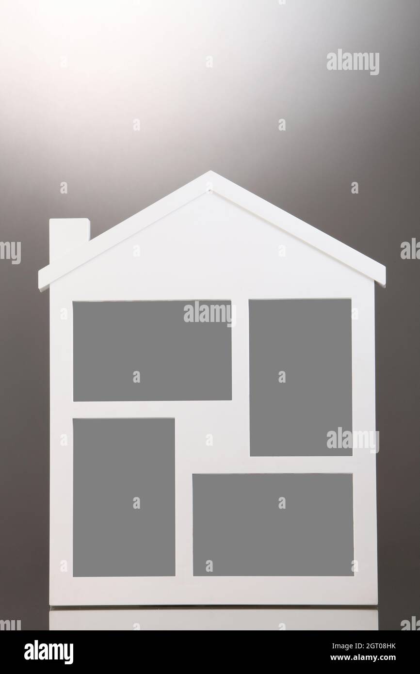 Cornice per foto a forma di casa Foto stock - Alamy