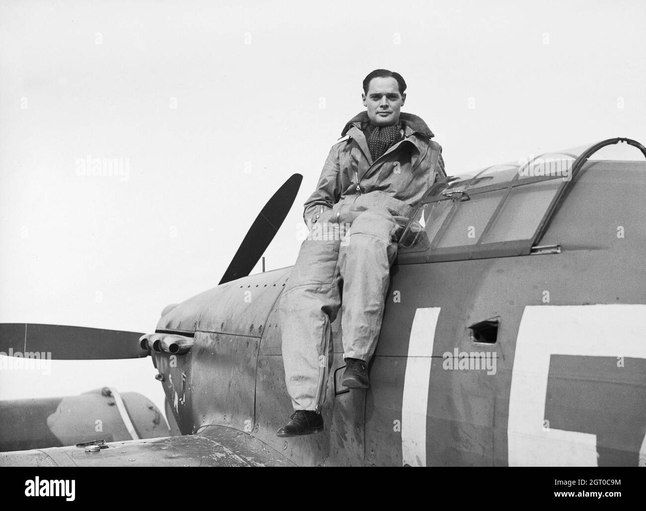 Il leader Squadron Douglas Bader, sedette sul suo Hawker Hurricane a Duxford nel 1940. Foto Stock