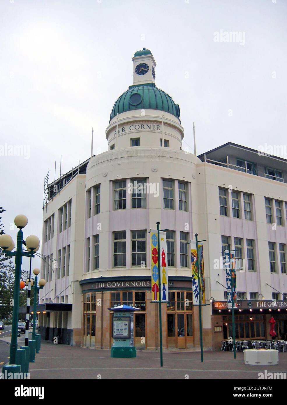 La storica Temporance and General Building, aperta nel 1936 per la Temporance and General Insurance Company a Napier, Hawkes Bay, Nuova Zelanda. Il punto di riferimento in stile art deco e' noto per la sua architettura che include le finestre arrotondate all'angolo della Marine Parade nel quartiere finanziario di Napier. L'edificio, conosciuto per il suo stile e l'orologio pubblico al suo pinnacolo, ospita anche il Governors Inn. Napier è nota per la sua alta concentrazione di edifici in stile art deco che era dovuto al terremoto di Hawke's Bay 1931, livellando la città, che ha portato alla costruzione durante il periodo in stile art deco. Foto Stock