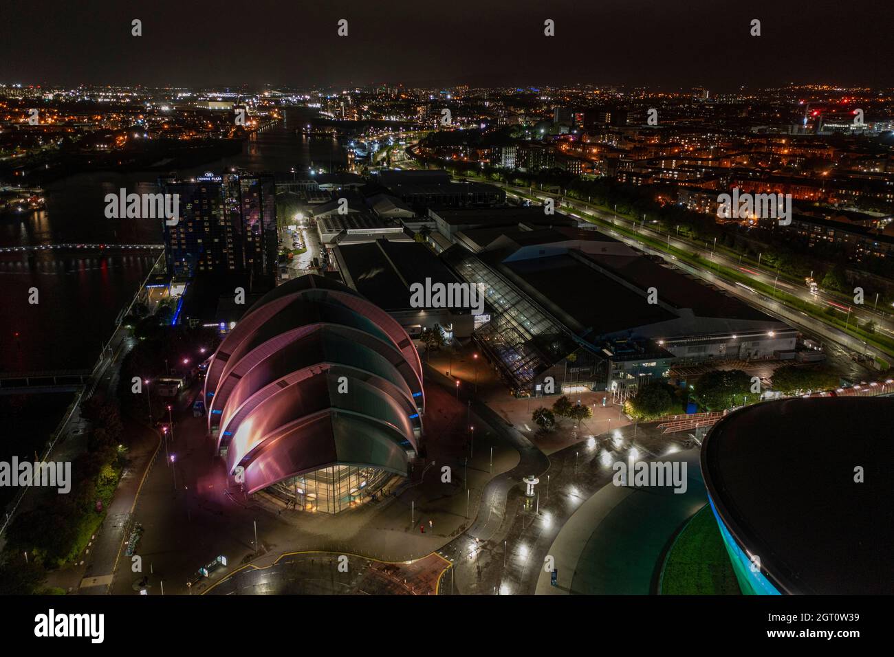 Glasgow, Scozia, Regno Unito. 1 ottobre 2021. NELLA FOTO: Vista aerea notturna del sito COP26 e delle luci della città circostante del centro di Glasgow con il fiume Clyde. Ci sono trenta giorni prima che i Capi di stato, migliaia di delegati, media, stampa e giornalisti si recino a Glasgow per la Conferenza sul cambiamento climatico e i lavori si svolgeranno di notte e 24 ore al giorno per rispettare la scadenza del vertice sul cambiamento climatico. Credit: Colin Fisher/Alamy Live News Foto Stock