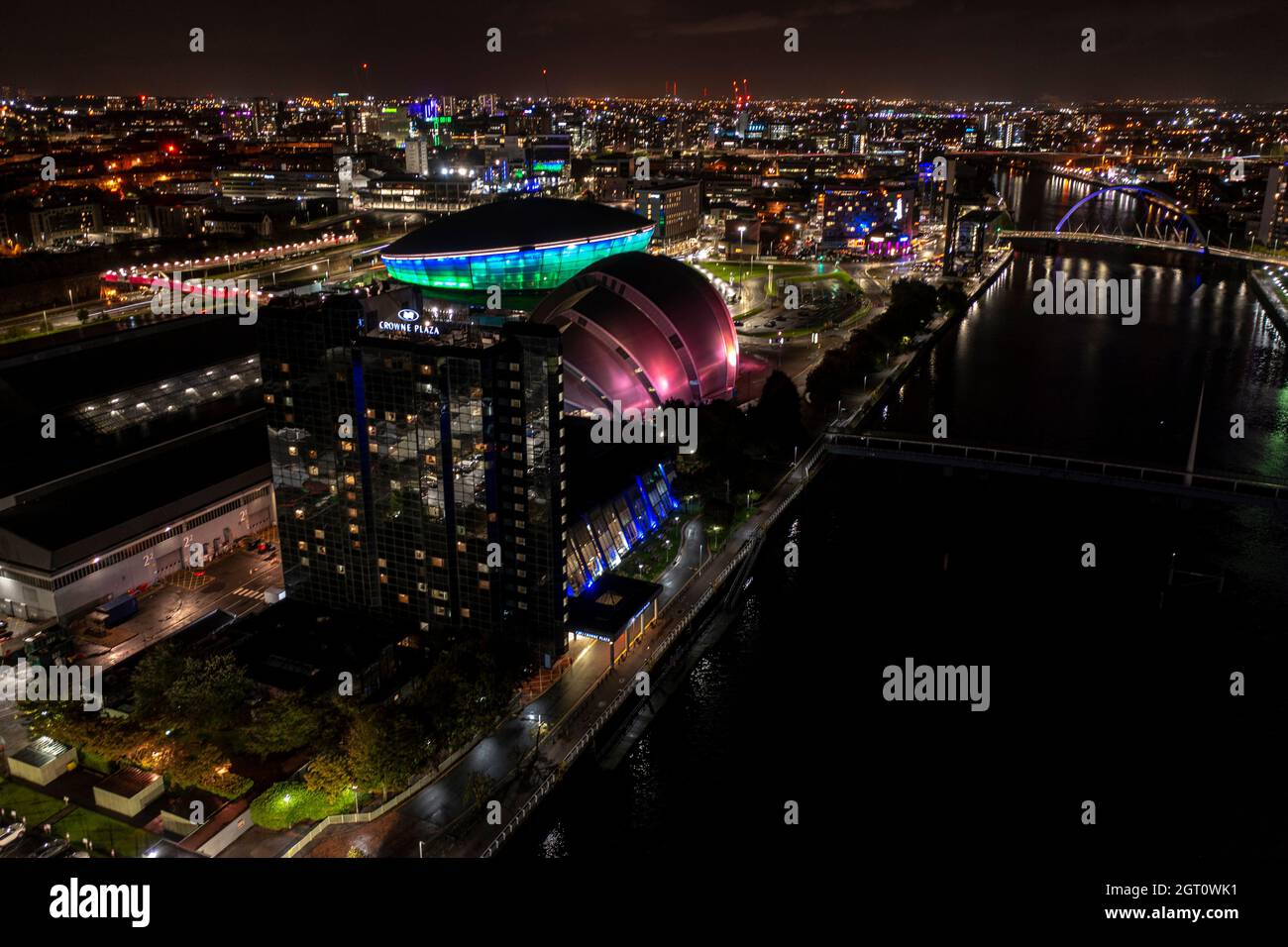 Glasgow, Scozia, Regno Unito. 1 ottobre 2021. NELLA FOTO: Vista aerea notturna del sito COP26 e delle luci della città circostante del centro di Glasgow con il fiume Clyde. Ci sono trenta giorni prima che i Capi di stato, migliaia di delegati, media, stampa e giornalisti si recino a Glasgow per la Conferenza sul cambiamento climatico e i lavori si svolgeranno di notte e 24 ore al giorno per rispettare la scadenza del vertice sul cambiamento climatico. Credit: Colin Fisher/Alamy Live News Foto Stock