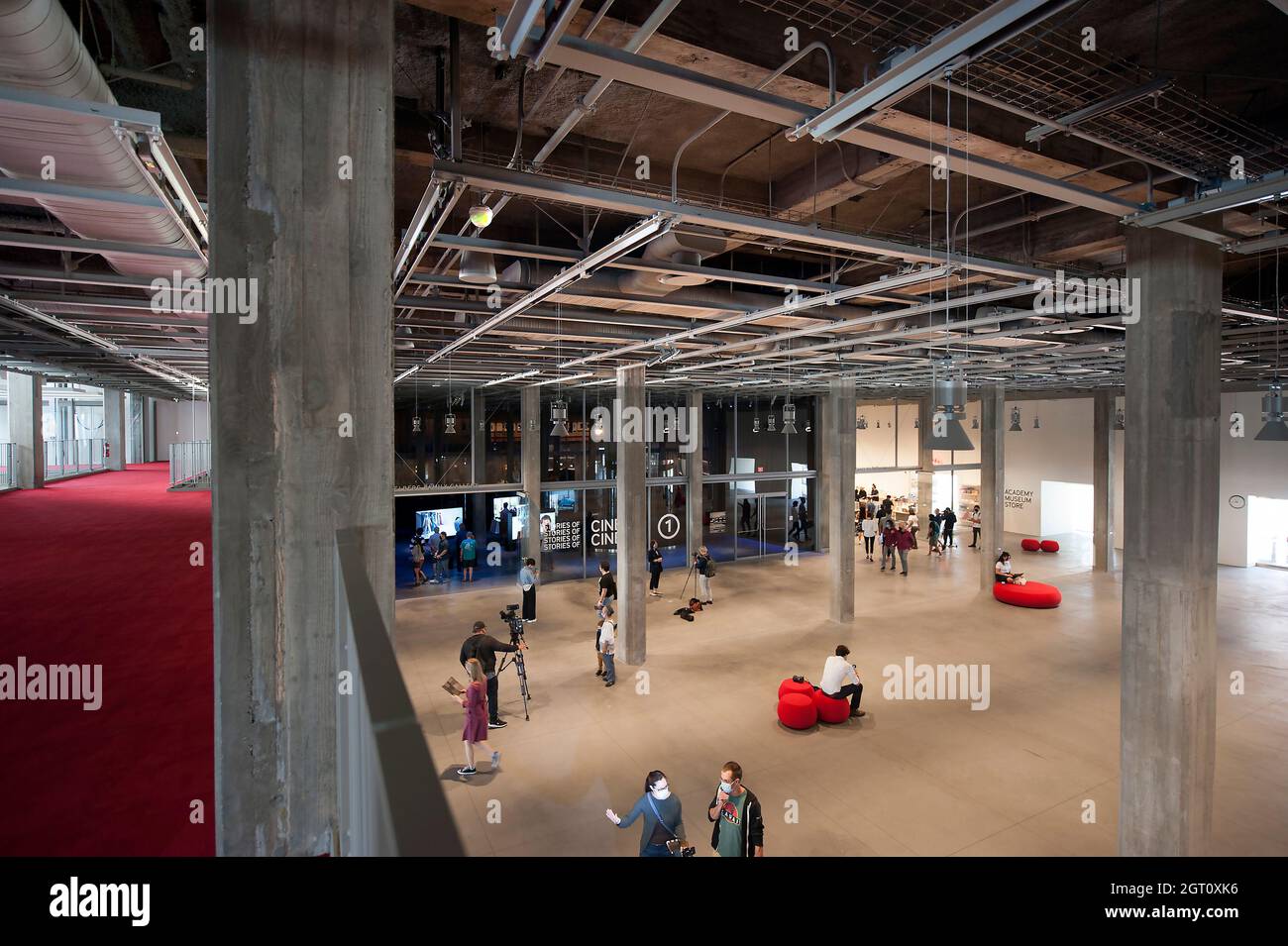 Lobby interna e balcone del Saban Building presso l'Academy Museum of Motion Pictures di Los Angeles, California Foto Stock