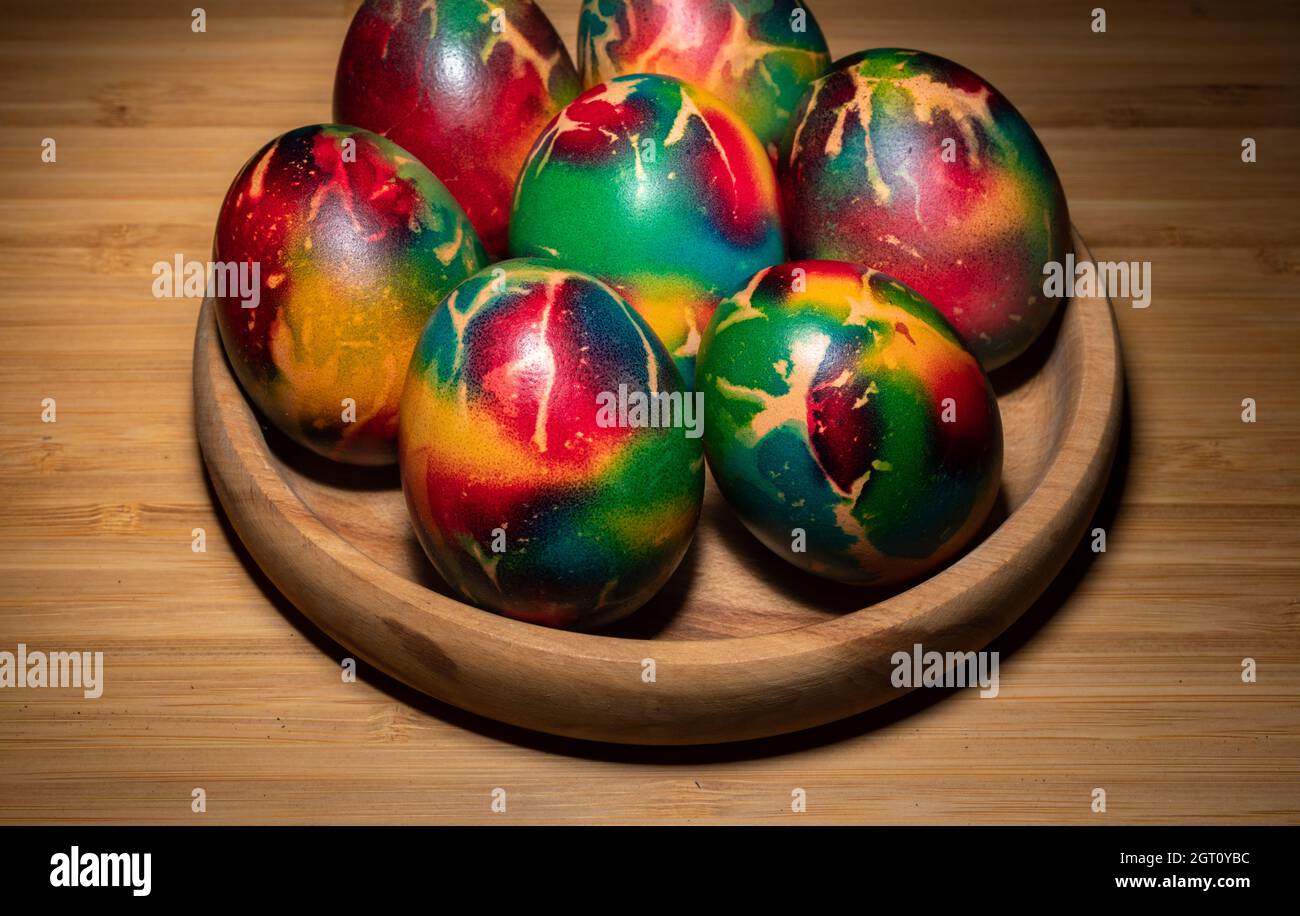 Pasqua colorate uova dipinte a mano, un'antica tradizione popolare religiosa. Uovo bollito in diversi colori sciolto in acqua e ulteriormente dipinto a mano Foto Stock