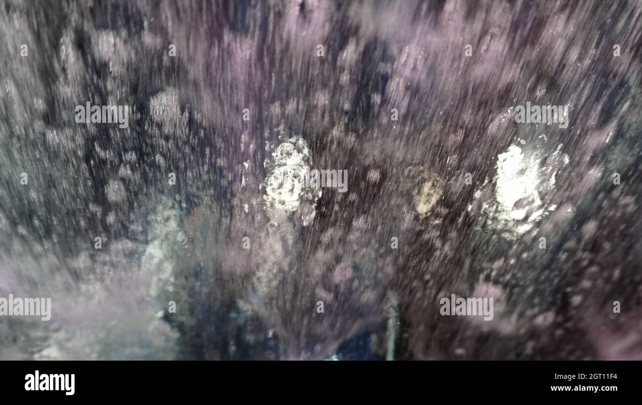 Durante la guida attraverso un autolavaggio automatico, osservare il finestrino Foto Stock