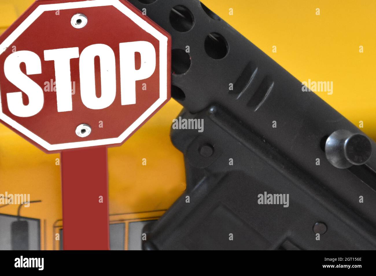 Pistola d'assalto semi-automatica da 9 mm per fermare la violenza scolastica Foto Stock