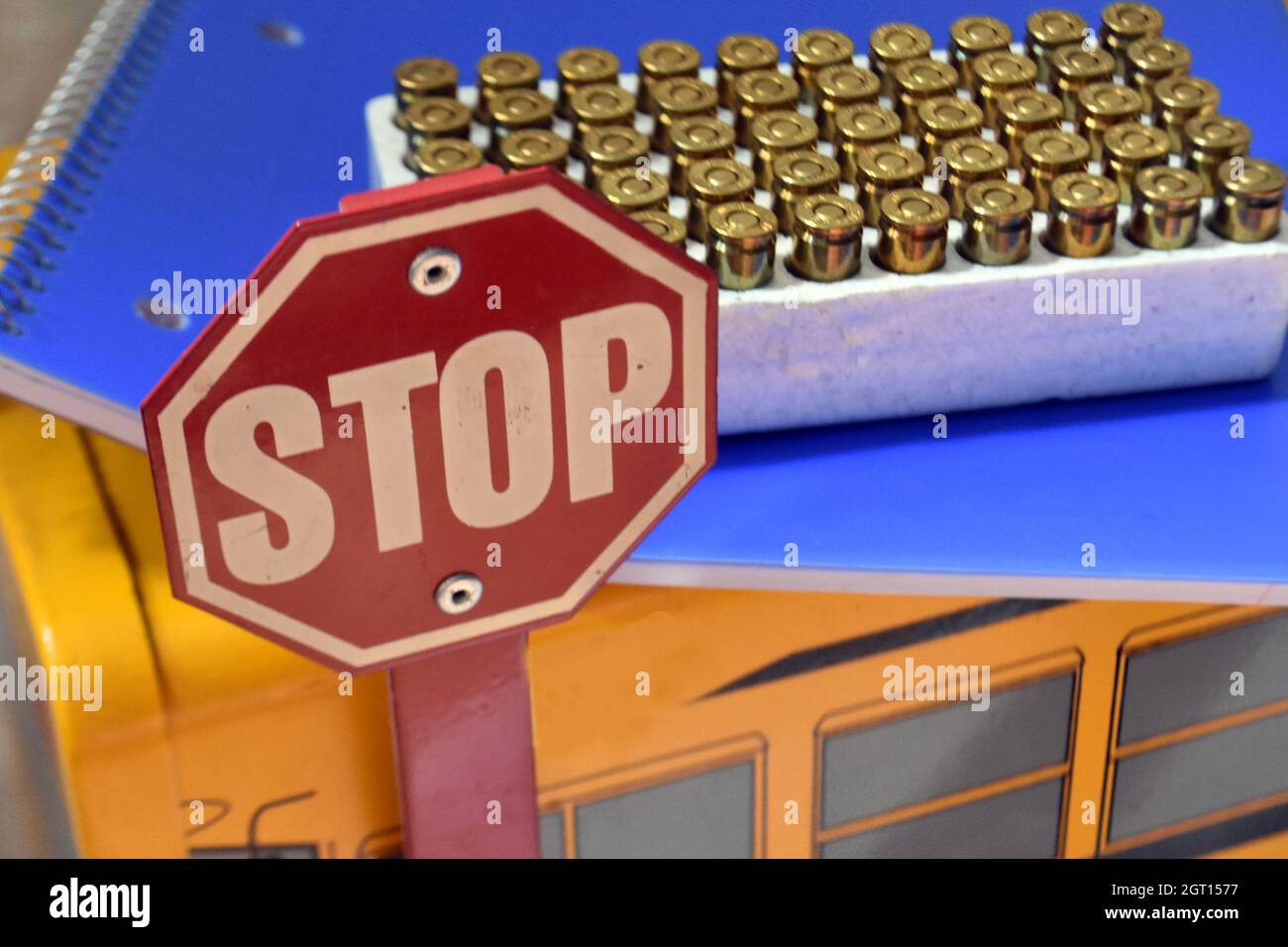 Pistola d'assalto semiautomatica da 9 mm con bus scolastico e munizioni Foto Stock