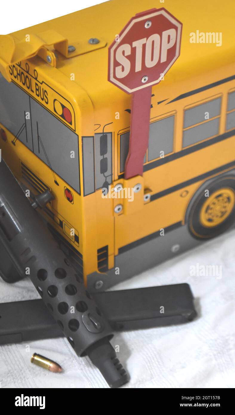 Pistola d'assalto semiautomatica da 9 mm con bus scolastico e munizioni Foto Stock