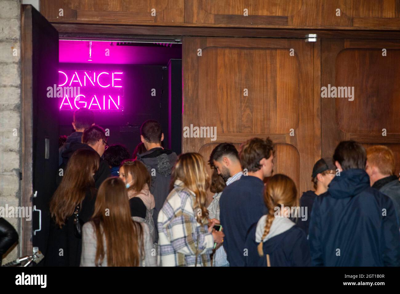 Le persone che si accodano all'aperto al night club Chez Ginette di Bruxelles, venerdì 01 ottobre 2021. Dal 1° ottobre i locali notturni possono riaprire al pubblico, dopo b Foto Stock