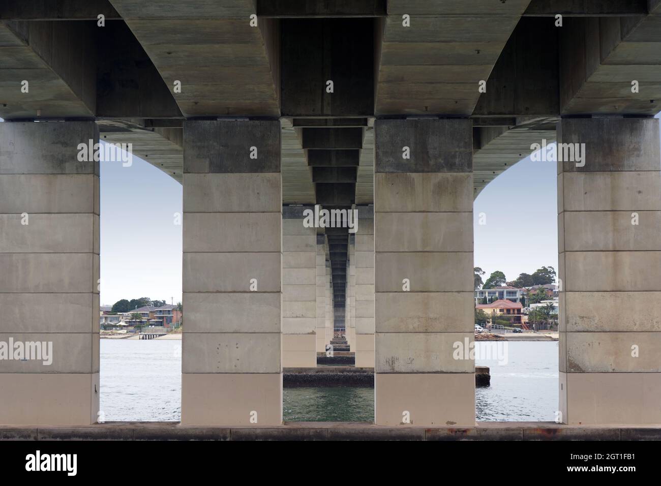 Vista sotto il ponte Captain Cook come visto da Rocky Point, a Sans Souci, un sobborgo nella Sydney meridionale. Foto Stock