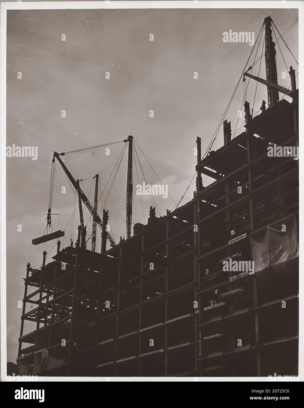 EMPIRE STATE BUILDING NY, NY 1930 - 1931. Viste generali e dettagliate dell'Empire state Building in costruzione che mostrano i lavoratori che svolgono varie attività, tra cui posizionamento, saldatura e rivettatura dell'acciaio, sollevamento di materiali e forniture, funzionamento e riparazione di macchinari. Ci sono anche vedute a volo d'uccello del centro di Manhattan che mostrano altri edifici in costruzione. Fotografie di: Hine, Lewis Wickes, 1874-1940 . Foto Stock