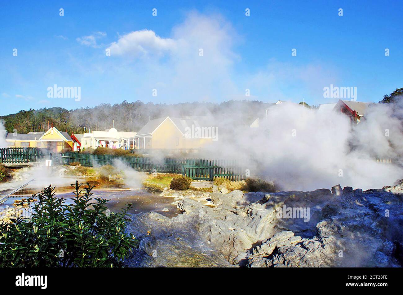 Rotorua sull'Isola del Nord della Nuova Zelanda è nota per la sua attività geotermica, compreso il suo odore di zolfo pervasivo. All'interno di Rotorua si trova il villaggio di Whakarearewa, un tradizionale villaggio maori vivente. Il paesaggio è conosciuto per il suo paesaggio geotermico unico e per la gente tradizionale Maori che ha prosperato culturalmente al suo interno. Foto Stock