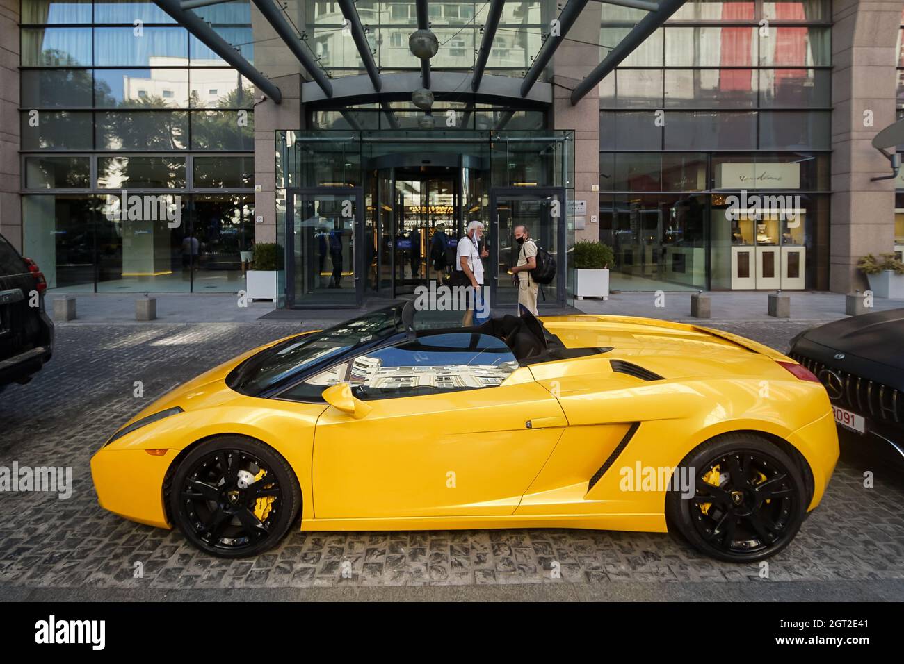 Bucarest, Romania - 17 agosto 2021: Un Lamborghini giallo 2006 Gallardo Spyder è parcheggiato di fronte all'ingresso del Radisson Blu Hotel Buchares Foto Stock