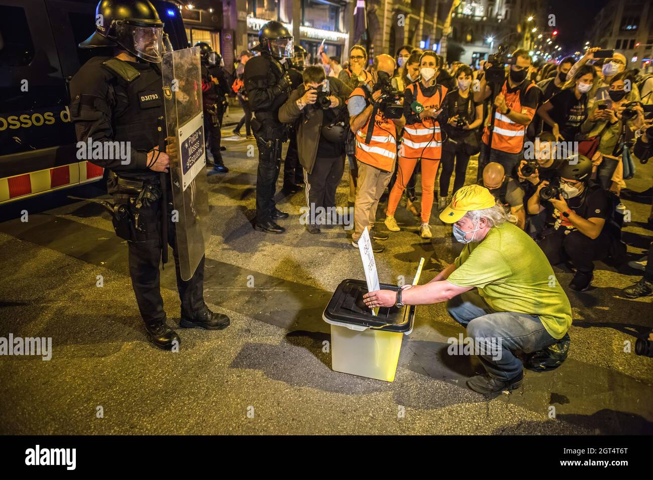 Barcellona, Spagna. 01 ottobre 2021. Un manifestante pone una cassa di voto che dice, né dimenticare né perdonare la libertà davanti alla polizia, durante la manifestazione. Il gruppo attivista CDR (Comitati per la Difesa della Repubblica) ha indetto una manifestazione contro lo Stato spagnolo e per l'indipendenza della Catalogna il 1 ottobre il quarto anniversario del referendum per l'indipendenza catalana del 2017 Credit: SOPA Images Limited/Alamy Live News Foto Stock