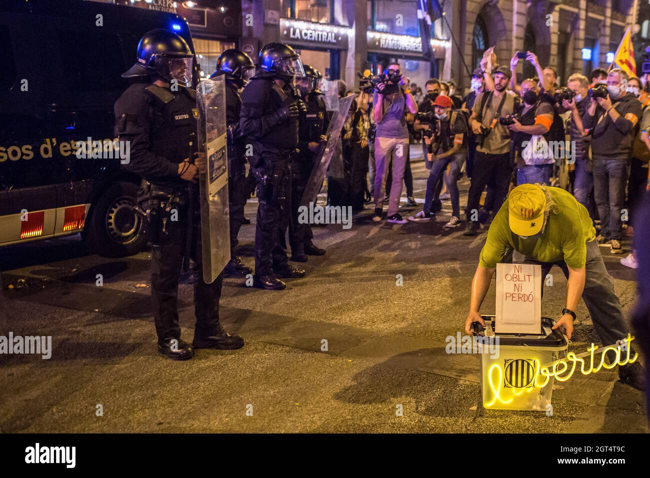 Barcellona, Spagna. 01 ottobre 2021. Un manifestante pone una cassa di voto che dice, né dimenticare né perdonare la libertà davanti alla polizia, durante la manifestazione. Il gruppo attivista CDR (Comitati per la Difesa della Repubblica) ha indetto una manifestazione contro lo Stato spagnolo e per l'indipendenza della Catalogna il 1 ottobre il quarto anniversario del referendum per l'indipendenza catalana del 2017 Credit: SOPA Images Limited/Alamy Live News Foto Stock